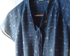 画像2: 昭和レトロ ボウタイ付き ブラウス 葉 灰青 11号【送料込み】 (2)