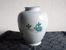 画像2: 深川製磁　花瓶 鶴文　丈19.5cm (2)