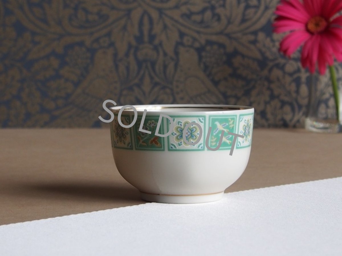 画像2: ノリタケ アイボリーチャイナ　　変形 湯呑　　緑 鳥花 (2)