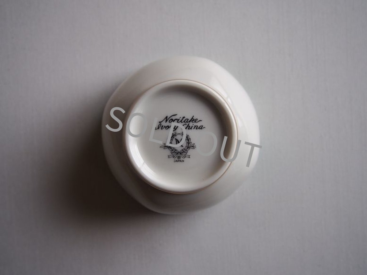 画像11: ノリタケ アイボリーチャイナ　　変形 湯呑　　緑 鳥花 (11)