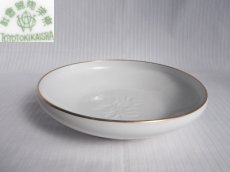 画像1: 東洋陶器　菓子鉢 白磁金彩 陽刻 21cm (1)