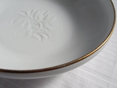 画像1: 東洋陶器　菓子鉢 白磁金彩 陽刻 21cm