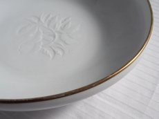 画像7: 東洋陶器　菓子鉢 白磁金彩 陽刻 21cm (7)