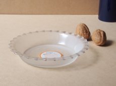 画像1: パイレックス 岩城硝子　耐熱ふち飾り皿 小 15cm 型板凹凸 日本製 (1)